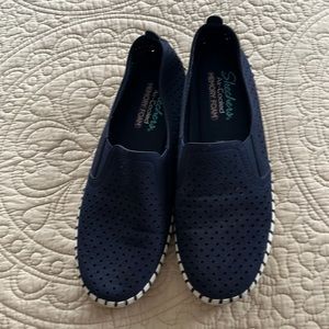 Sskechers slip on in navy size 9